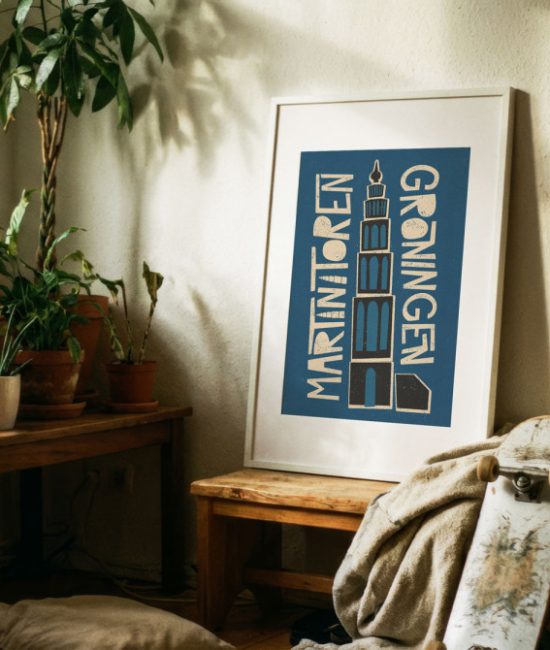 Poster met illustratie van de Martinitoren in Groningen, vormgegeven in een speelse retrostijl.