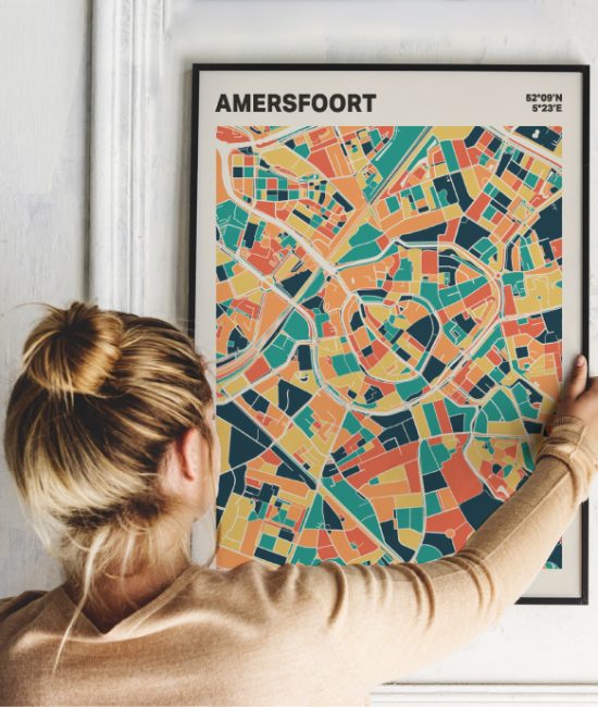 Plattegrond poster Licht Amersfoort mozaiek stl 01 Vrouw met poster mockup 01 | Funky Fellow