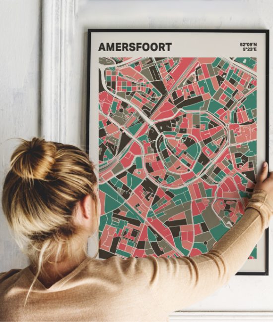 Plattegrond poster Licht Amersfoort mozaiek stl 02 Vrouw met poster mockup 01 | Funky Fellow
