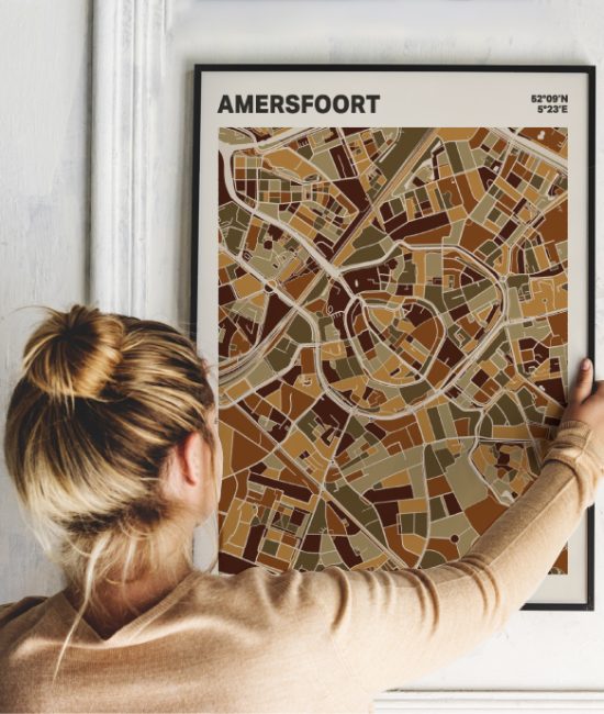 Plattegrond poster Licht Amersfoort mozaiek stl 03 Vrouw met poster mockup 01 | Funky Fellow