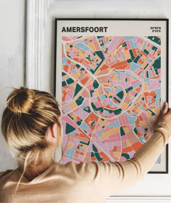 Plattegrond poster Licht Amersfoort mozaiek stl 04 Vrouw met poster mockup 01 | Funky Fellow