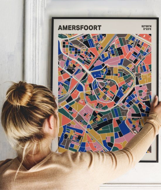 Plattegrond poster Licht Amersfoort mozaiek stl 05 Vrouw met poster mockup 01 | Funky Fellow