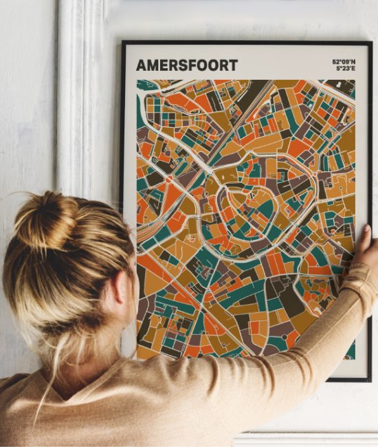 Plattegrond poster Licht Amersfoort mozaiek stl 06 Vrouw met poster mockup 01 | Funky Fellow
