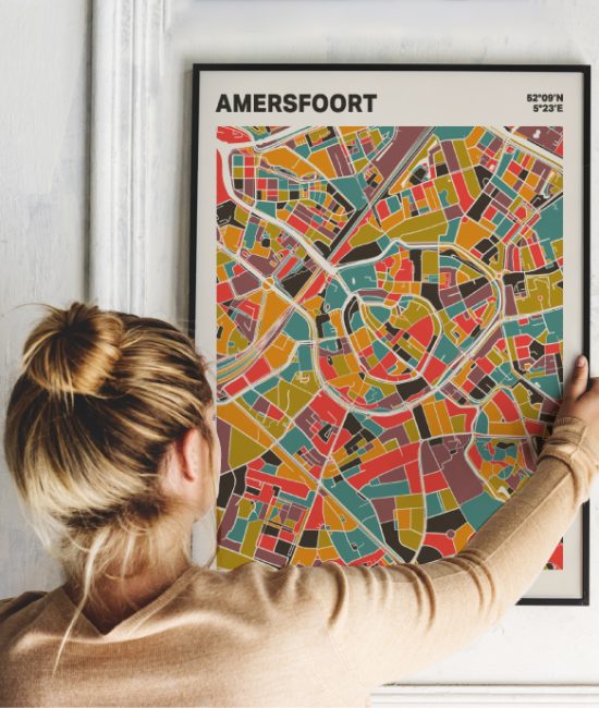 Plattegrond poster Licht Amersfoort mozaiek stl 07 Vrouw met poster mockup 01 | Funky Fellow