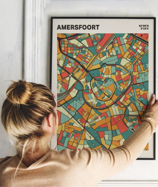 Plattegrond poster Licht Amersfoort mozaiek stl 08 Vrouw met poster mockup 01 | Funky Fellow