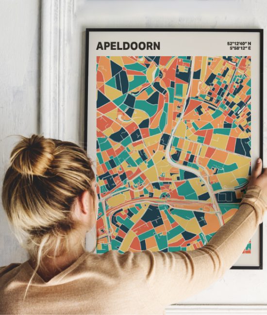 Plattegrond poster Licht Apeldoorn mozaiek stl 01 Vrouw met poster mockup 01 | Funky Fellow