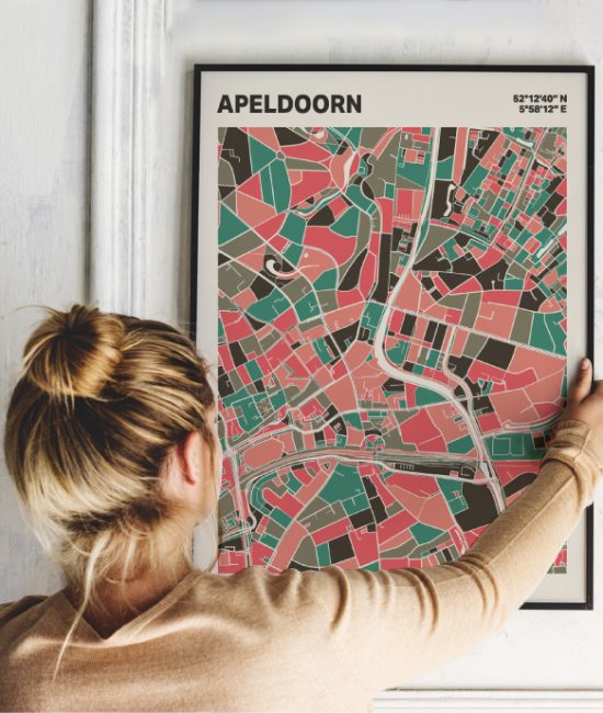 Plattegrond poster Licht Apeldoorn mozaiek stl 02 Vrouw met poster mockup 01 | Funky Fellow