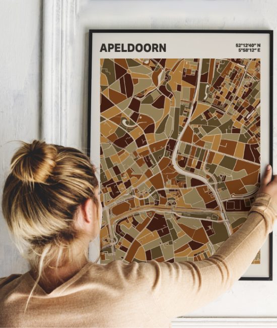 Plattegrond poster Licht Apeldoorn mozaiek stl 03 Vrouw met poster mockup 01 | Funky Fellow