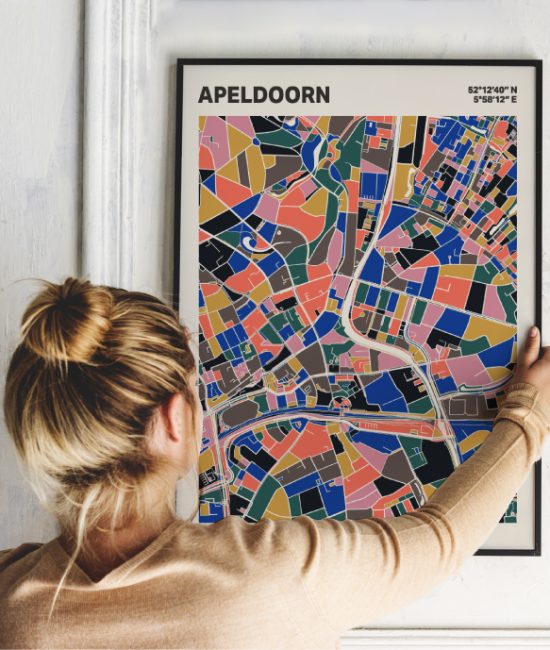 Plattegrond poster Licht Apeldoorn mozaiek stl 05 Vrouw met poster mockup 01 | Funky Fellow