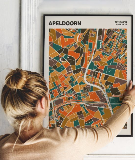 Plattegrond poster Licht Apeldoorn mozaiek stl 06 Vrouw met poster mockup 01 | Funky Fellow
