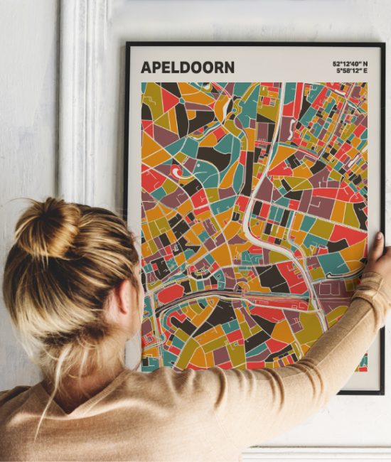 Plattegrond poster Licht Apeldoorn mozaiek stl 07 Vrouw met poster mockup 01 | Funky Fellow