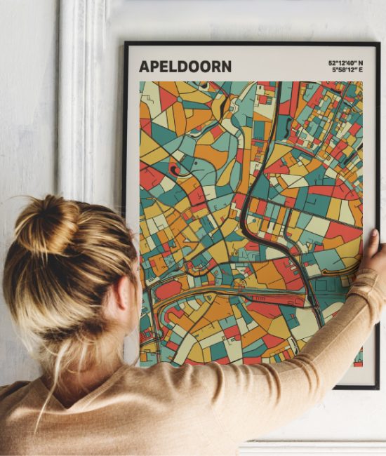 Plattegrond poster Licht Apeldoorn mozaiek stl 08 Vrouw met poster mockup 01 | Funky Fellow
