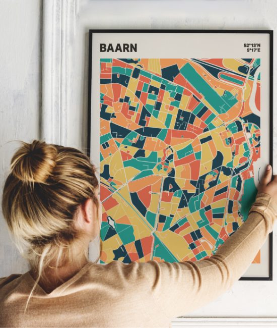 Plattegrond poster Licht Baarn mozaiek stl 01 Vrouw met poster mockup 01 | Funky Fellow