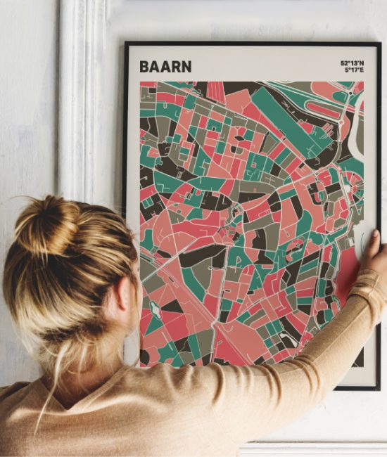 Plattegrond poster Licht Baarn mozaiek stl 02 Vrouw met poster mockup 01 | Funky Fellow