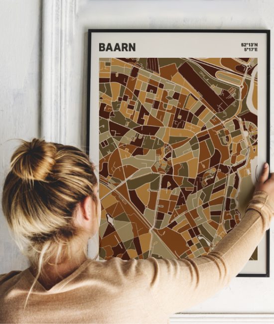 Plattegrond poster Licht Baarn mozaiek stl 03 Vrouw met poster mockup 01 | Funky Fellow