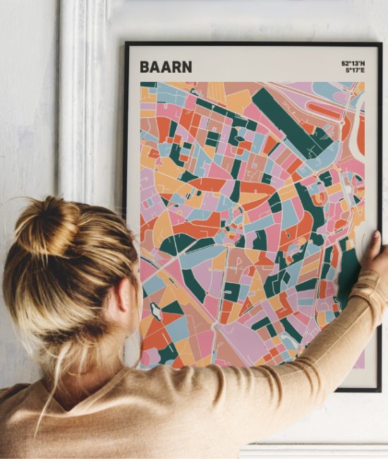 Plattegrond poster Licht Baarn mozaiek stl 04 Vrouw met poster mockup 01 | Funky Fellow