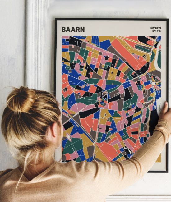 Plattegrond poster Licht Baarn mozaiek stl 05 Vrouw met poster mockup 01 | Funky Fellow