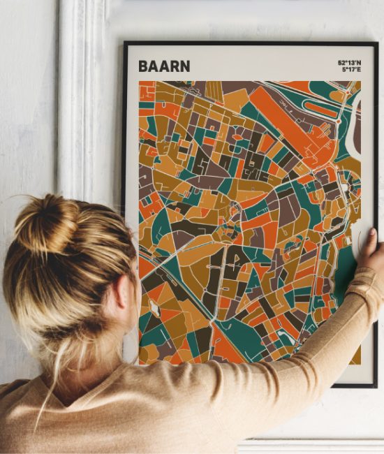 Plattegrond poster Licht Baarn mozaiek stl 06 Vrouw met poster mockup 01 | Funky Fellow