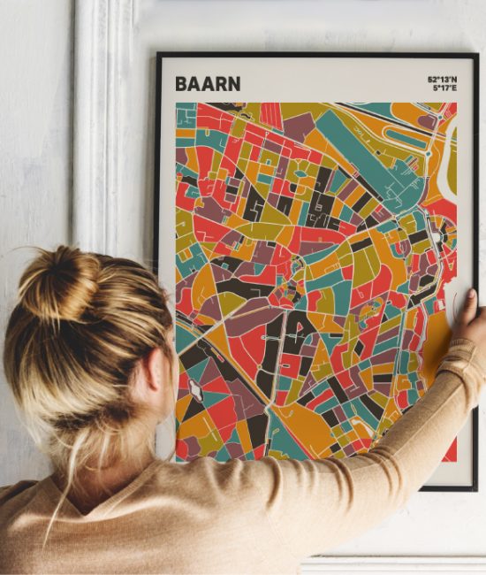 Plattegrond poster Licht Baarn mozaiek stl 07 Vrouw met poster mockup 01 | Funky Fellow