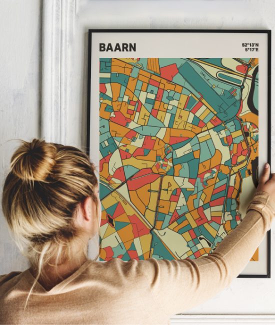 Plattegrond poster Licht Baarn mozaiek stl 08 Vrouw met poster mockup 01 | Funky Fellow