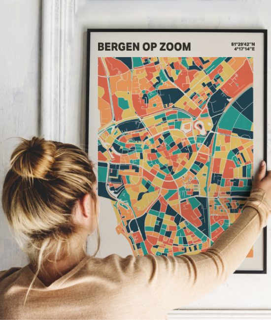 Plattegrond poster Licht Bergen op Zoom mozaiek stl 01 Vrouw met poster mockup 01 | Funky Fellow