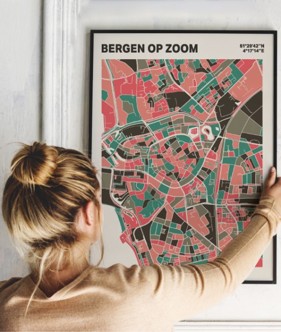 Plattegrond poster Licht Bergen op Zoom mozaiek stl 02 Vrouw met poster mockup 01 | Funky Fellow