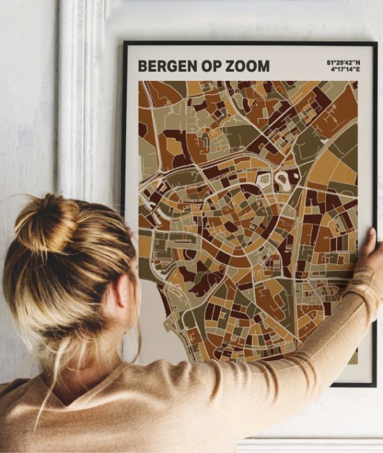 Plattegrond poster Licht Bergen op Zoom mozaiek stl 03 Vrouw met poster mockup 01 | Funky Fellow