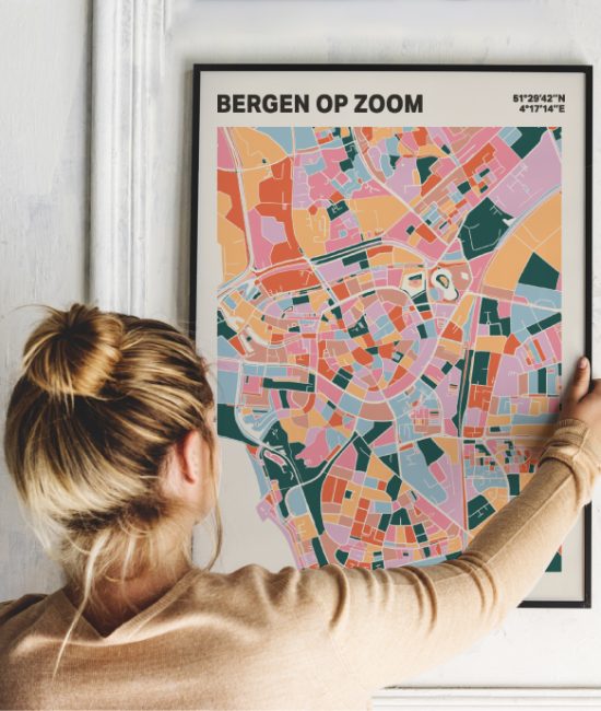 Plattegrond poster Licht Bergen op Zoom mozaiek stl 04 Vrouw met poster mockup 01 | Funky Fellow