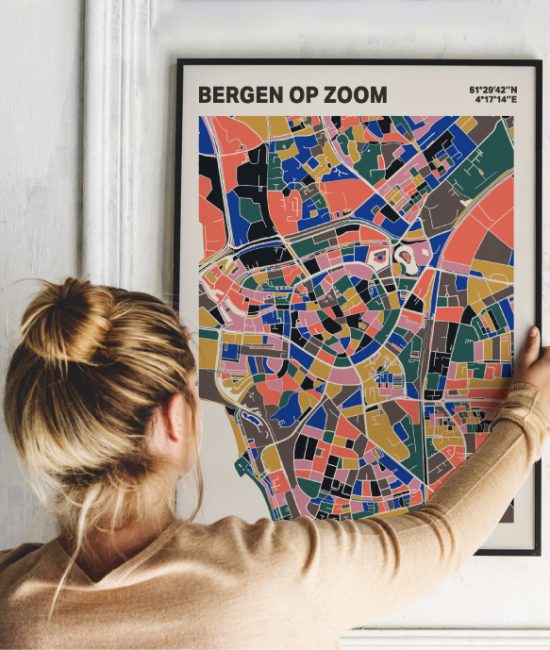 Plattegrond poster Licht Bergen op Zoom mozaiek stl 05 Vrouw met poster mockup 01 | Funky Fellow