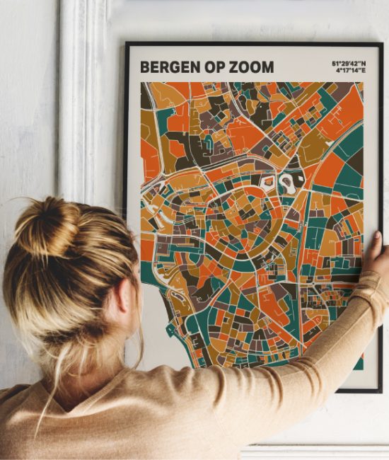 Plattegrond poster Licht Bergen op Zoom mozaiek stl 06 Vrouw met poster mockup 01 | Funky Fellow