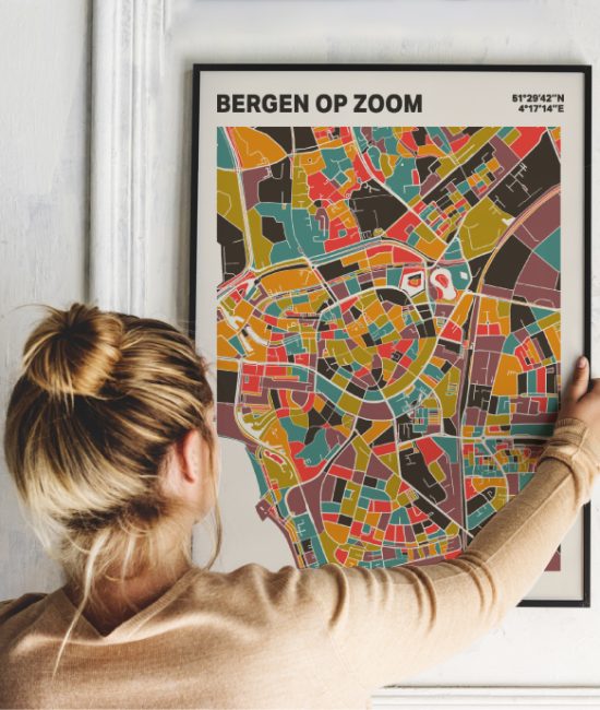 Plattegrond poster Licht Bergen op Zoom mozaiek stl 07 Vrouw met poster mockup 01 | Funky Fellow