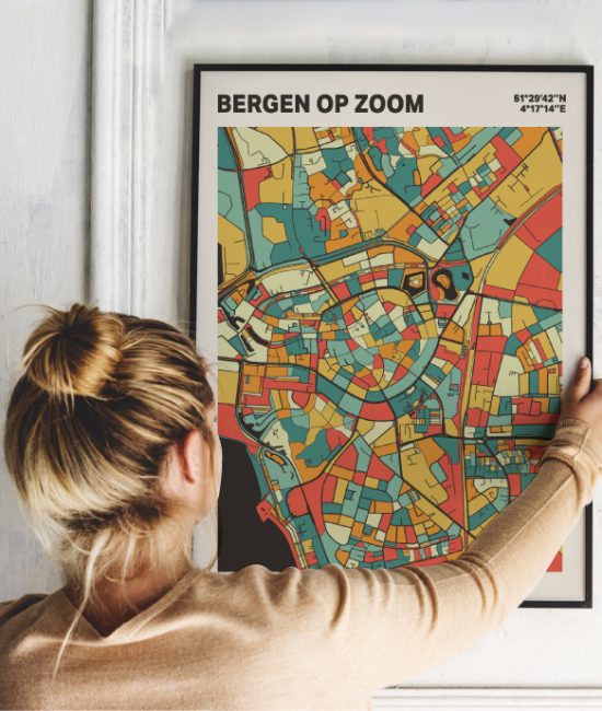Plattegrond poster Licht Bergen op Zoom mozaiek stl 08 Vrouw met poster mockup 01 | Funky Fellow