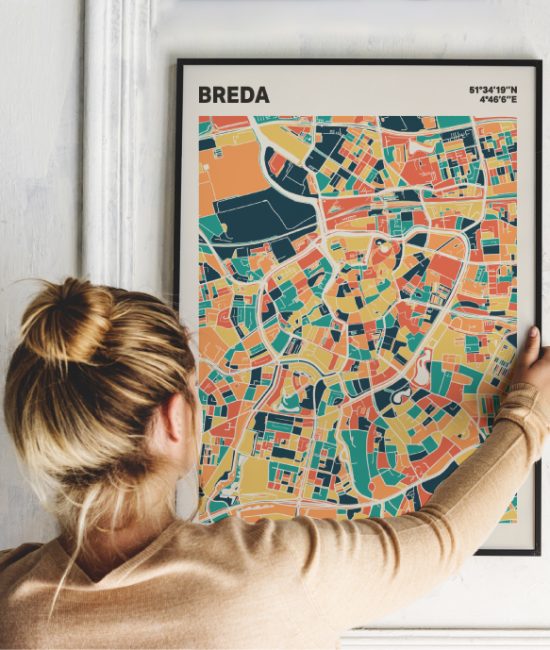 Plattegrond poster Licht Breda mozaiek stl 01 Vrouw met poster mockup 01 | Funky Fellow