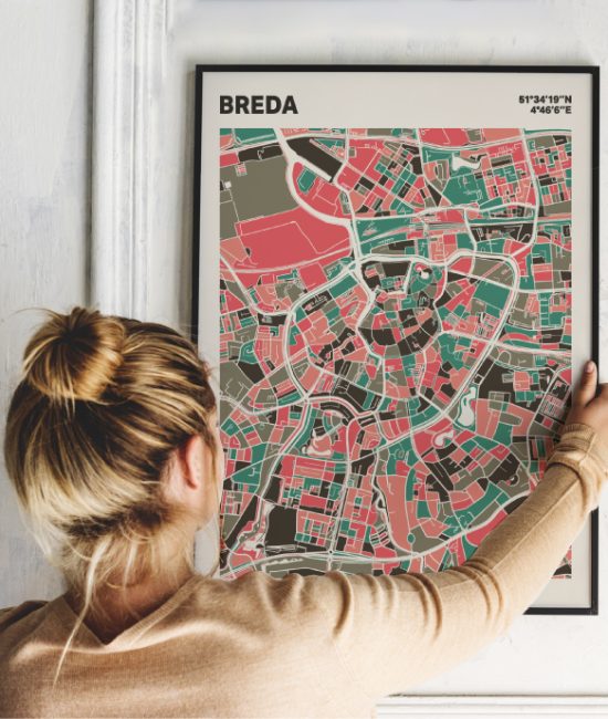 Plattegrond poster Licht Breda mozaiek stl 02 Vrouw met poster mockup 01 | Funky Fellow