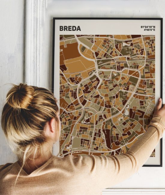 Plattegrond poster Licht Breda mozaiek stl 03 Vrouw met poster mockup 01 | Funky Fellow