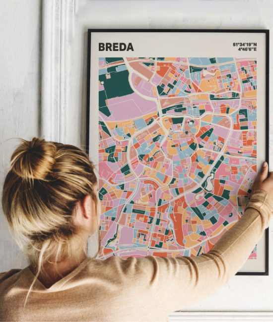 Plattegrond poster Licht Breda mozaiek stl 04 Vrouw met poster mockup 01 | Funky Fellow