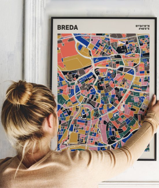 Plattegrond poster Licht Breda mozaiek stl 05 Vrouw met poster mockup 01 | Funky Fellow