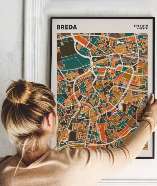 Plattegrond poster Licht Breda mozaiek stl 06 Vrouw met poster mockup 01 | Funky Fellow