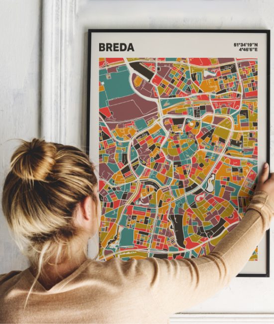 Plattegrond poster Licht Breda mozaiek stl 07 Vrouw met poster mockup 01 | Funky Fellow