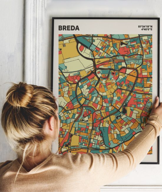 Plattegrond poster Licht Breda mozaiek stl 08 Vrouw met poster mockup 01 | Funky Fellow