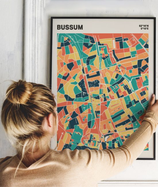 Plattegrond poster Licht Bussum mozaiek stl 01 Vrouw met poster mockup 01 | Funky Fellow