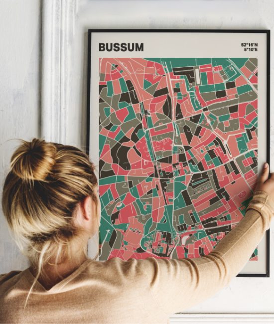 Plattegrond poster Licht Bussum mozaiek stl 02 Vrouw met poster mockup 01 | Funky Fellow