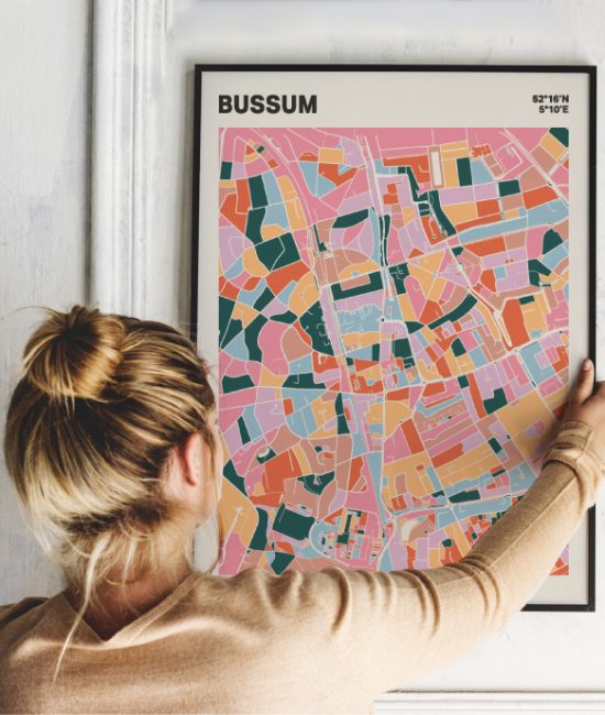 Plattegrond poster Licht Bussum mozaiek stl 04 Vrouw met poster mockup 01 | Funky Fellow