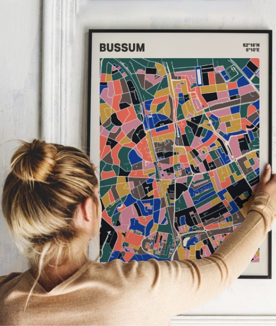 Plattegrond poster Licht Bussum mozaiek stl 05 Vrouw met poster mockup 01 | Funky Fellow