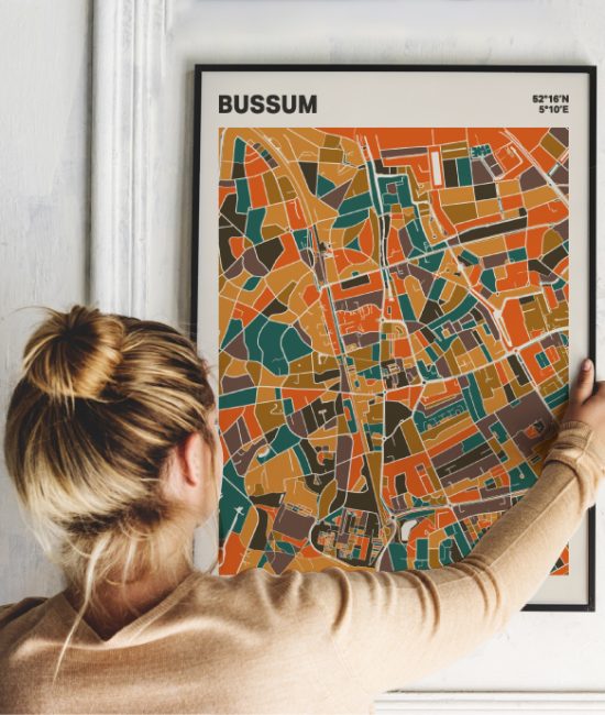 Plattegrond poster Licht Bussum mozaiek stl 06 Vrouw met poster mockup 01 | Funky Fellow
