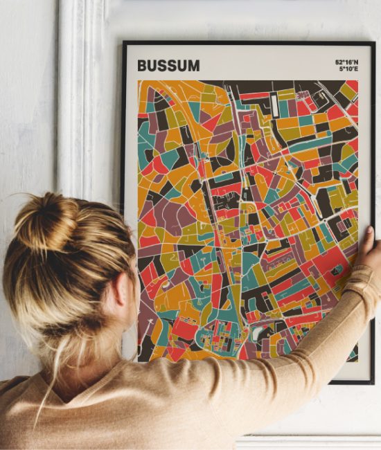 Plattegrond poster Licht Bussum mozaiek stl 07 Vrouw met poster mockup 01 | Funky Fellow