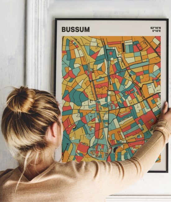 Plattegrond poster Licht Bussum mozaiek stl 08 Vrouw met poster mockup 01 | Funky Fellow