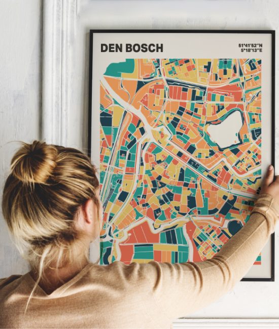 Plattegrond poster Licht Den Bosch mozaiek stl 01 Vrouw met poster mockup 01 | Funky Fellow
