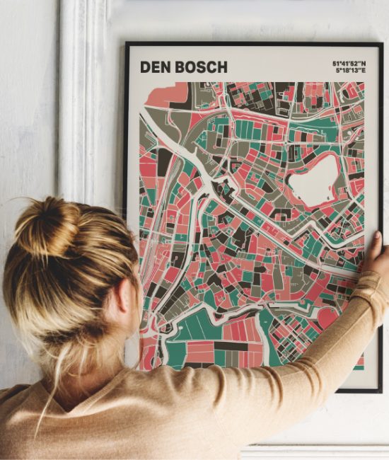 Plattegrond poster Licht Den Bosch mozaiek stl 02 Vrouw met poster mockup 01 | Funky Fellow