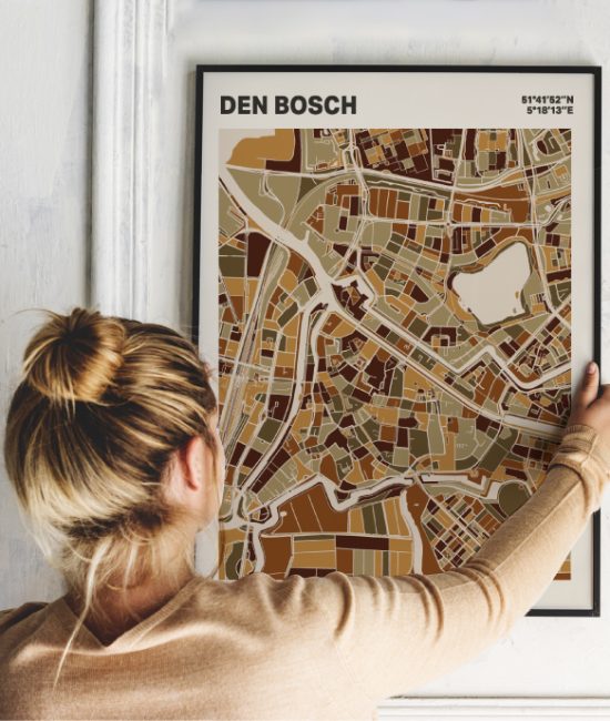 Plattegrond poster Licht Den Bosch mozaiek stl 03 Vrouw met poster mockup 01 | Funky Fellow
